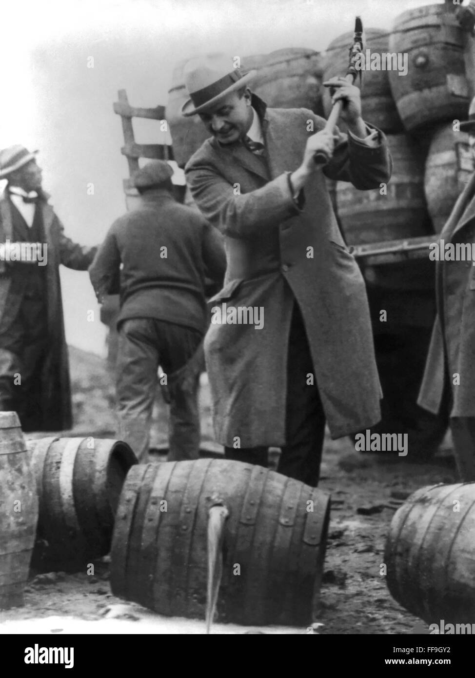 Interdiction, USA. La destruction des fûts de bière, c.1924 Banque D'Images