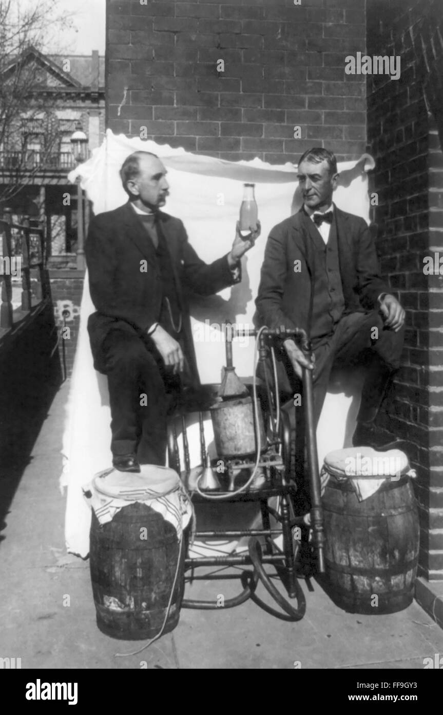 Interdiction, USA. Deux hommes par un petit pendant encore maison interdiction américaine dans les années 20, USA Banque D'Images