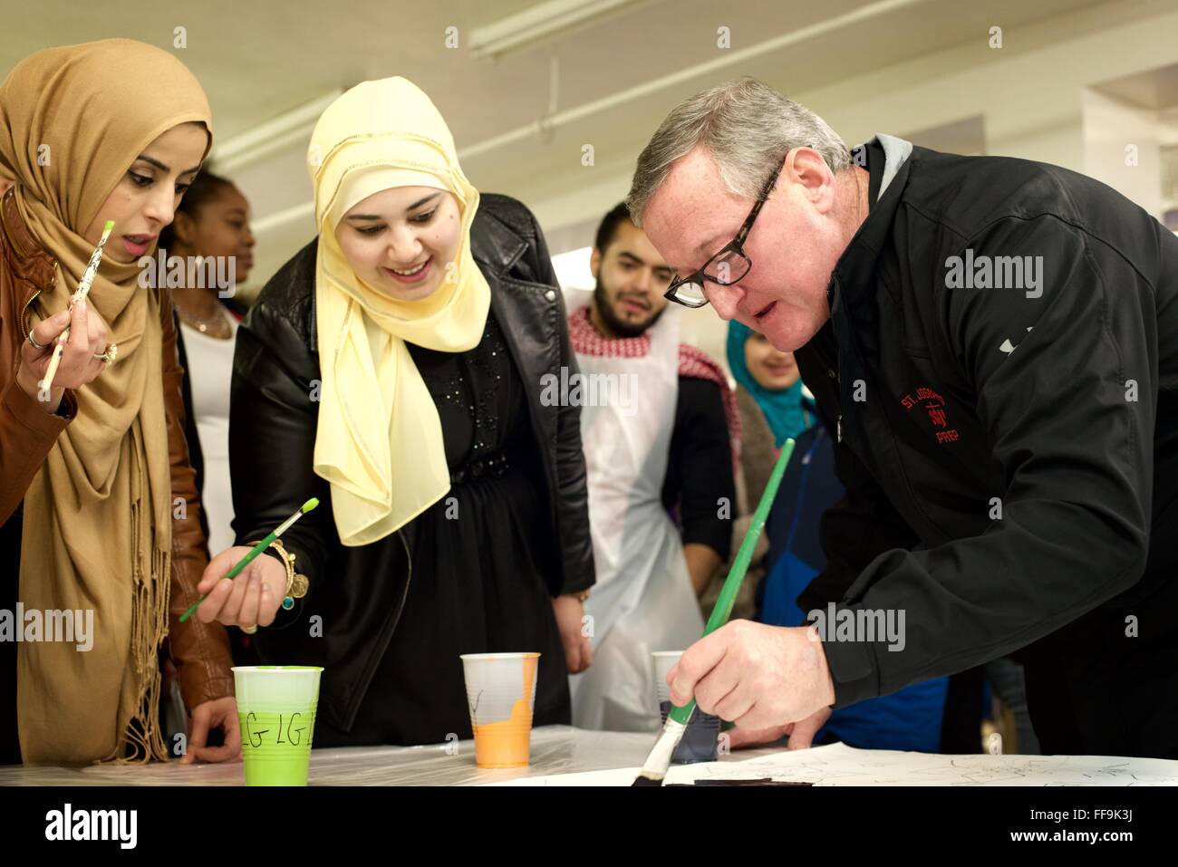 Au cours d'un 9 janvier 2016, jour de la peinture de la communauté Safaa Deeb, aide d'Al-Aqsa le maire Jim Kenney dans le cadre d'une peinture murale. Banque D'Images