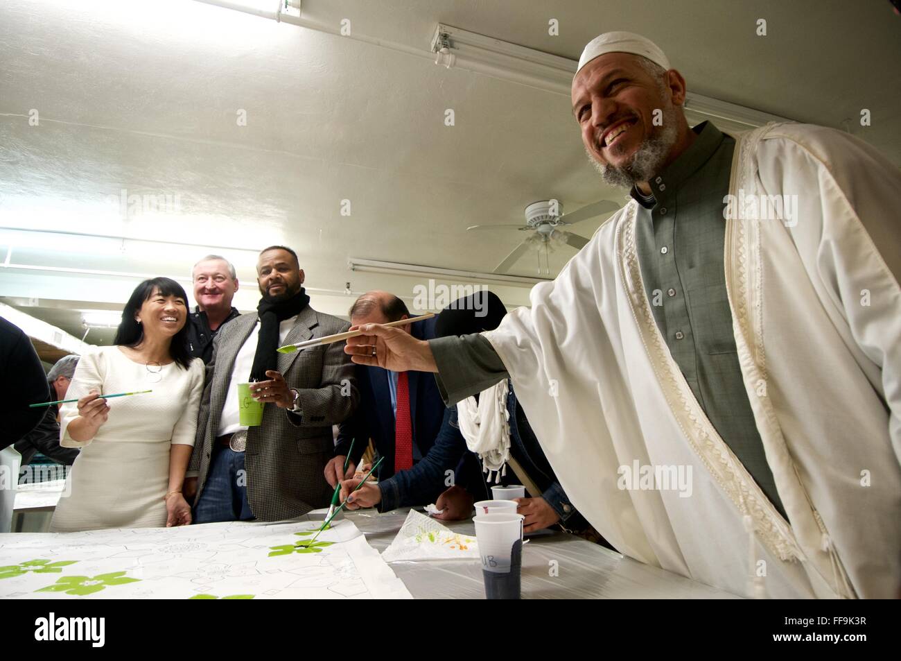 Au cours d'un 9 janvier 2016, jour de la peinture de la communauté, l'Imam Muhammad Shehata pose avec les membres du Conseil de la ville de Philadelphie. Banque D'Images