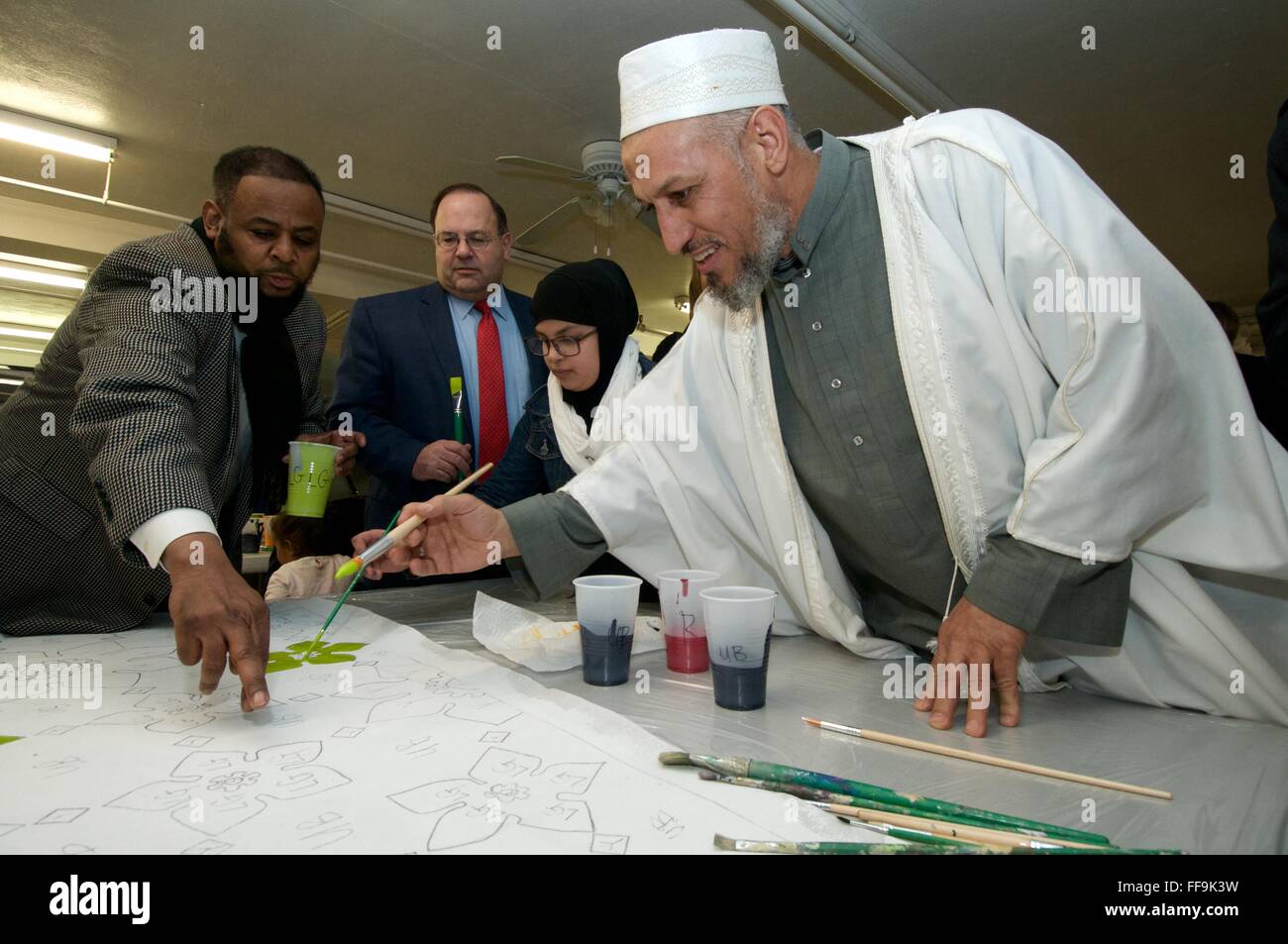 Au cours d'un 9 janvier 2016, jour de la peinture de la communauté, l'Imam Muhammad Shehata pose avec les membres du Conseil de la ville de Philadelphie. Banque D'Images