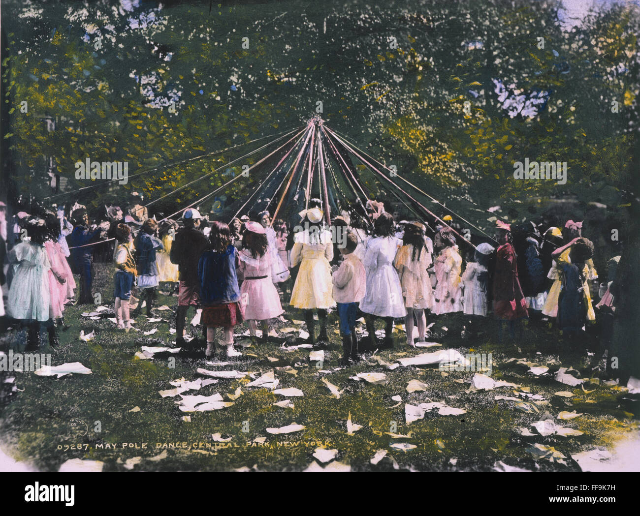 MAYPOLE DANCE, 1905. NChildren /danse autour de l'arbre de mai dans Central Park, New York City. Huile à une photographie, 1905. Banque D'Images
