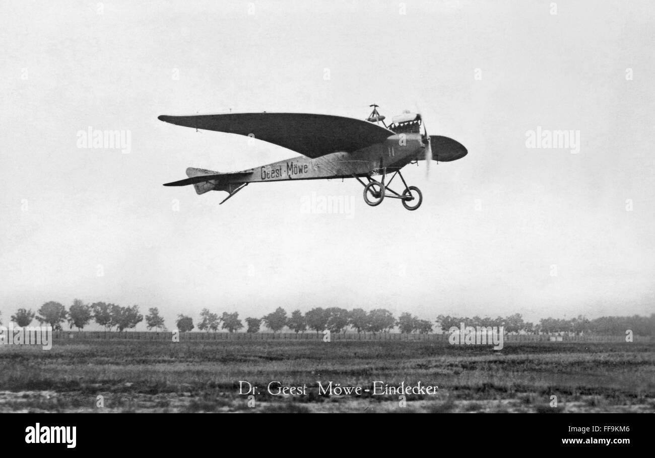 MONOPLANE, 1910. /NGerman Dr Geest M÷ve's monoplane en vol, c1910. Banque D'Images