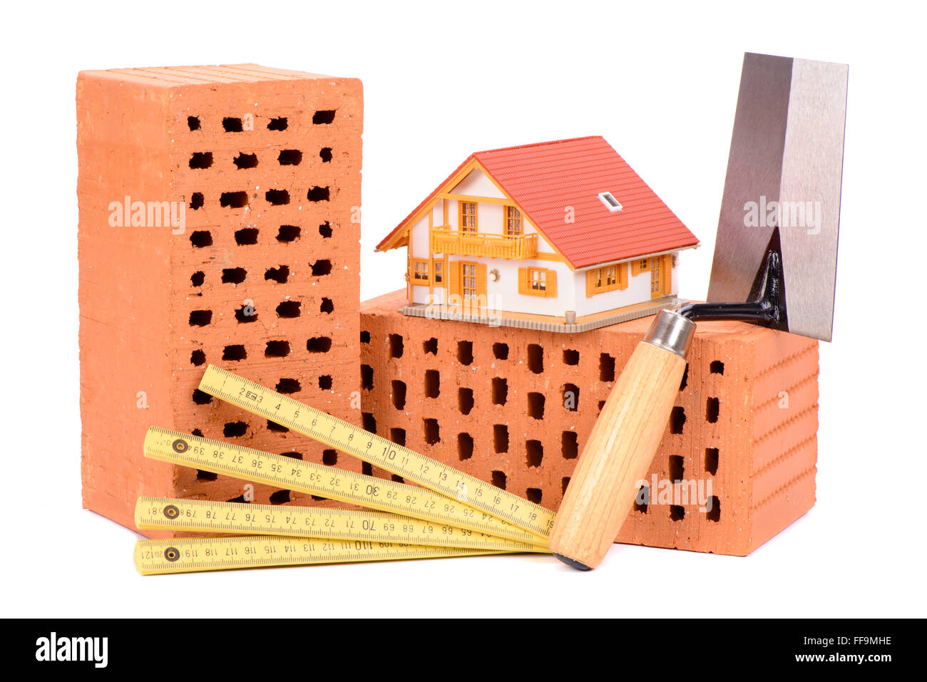 La brique pour la construction d'une maison et l'outil avec model house Banque D'Images