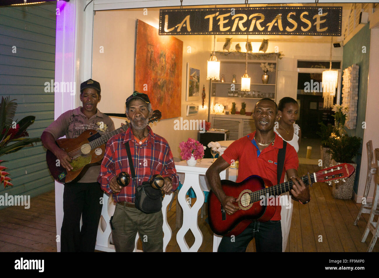 République dominicaine des musiciens à la terrasse, Pueblo de los  Pescadores , village de pêcheurs, Las Terrenas, République Dominicaine  Photo Stock - Alamy