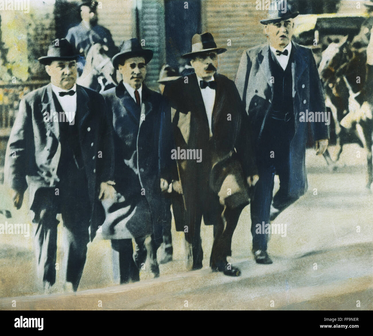 SACCO et Vanzetti, 1921. /NFlanked par Massachusetts shérifs adjoints, Nicola Sacco (deuxième à gauche) et Bartolomeo Vanzetti entrez le palais de justice du comté de Norfolk à Dedham, 1921. Banque D'Images