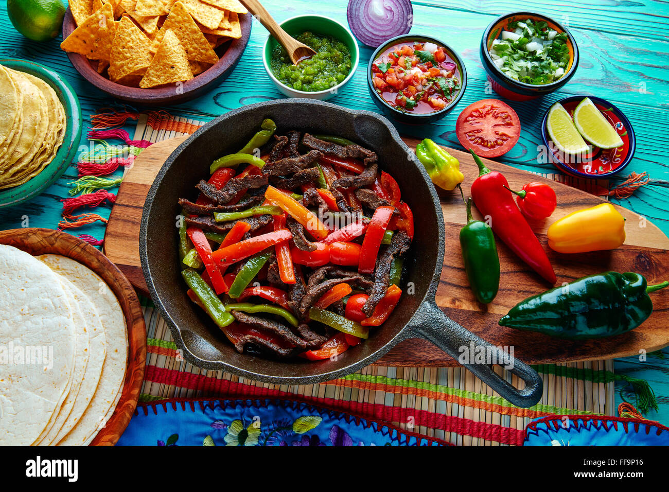 Fajitas de boeuf dans une casserole avec des sauces piment et d'autre nourriture Mexicaine Banque D'Images