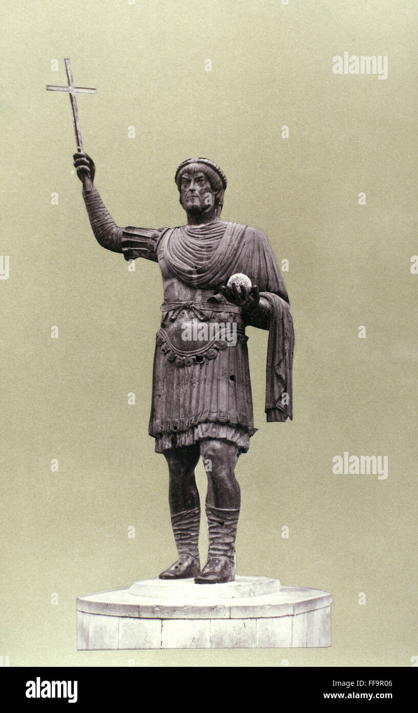 Valentinien I (321-375). /NBronze statue de l'empereur romain Valentinien I  holding symboles de l'Église et l'empire Photo Stock - Alamy