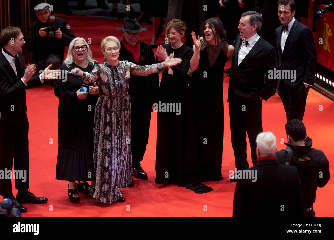 Berlin, Allemagne. Feb 11, 2016. 66e Festival International du Film de Berlin, Allemagne, 11 février 2016. Gala d'ouverture du film et premiere ·Hail Ceasar !· : Lars Eidinger (l-r), Brigitte Lacombe, Meryl Streep, Dieter Kosslick, Alba Rohrwacher, Malgorzata Szumowska, Nick James et Clive Owen. Le film est présenté hors compétition à la Berlinale. La Berlinale se déroule du 11 février au 21 février 2016. PHOTO : KAY NIETFELD/DPA/Alamy Live News Banque D'Images