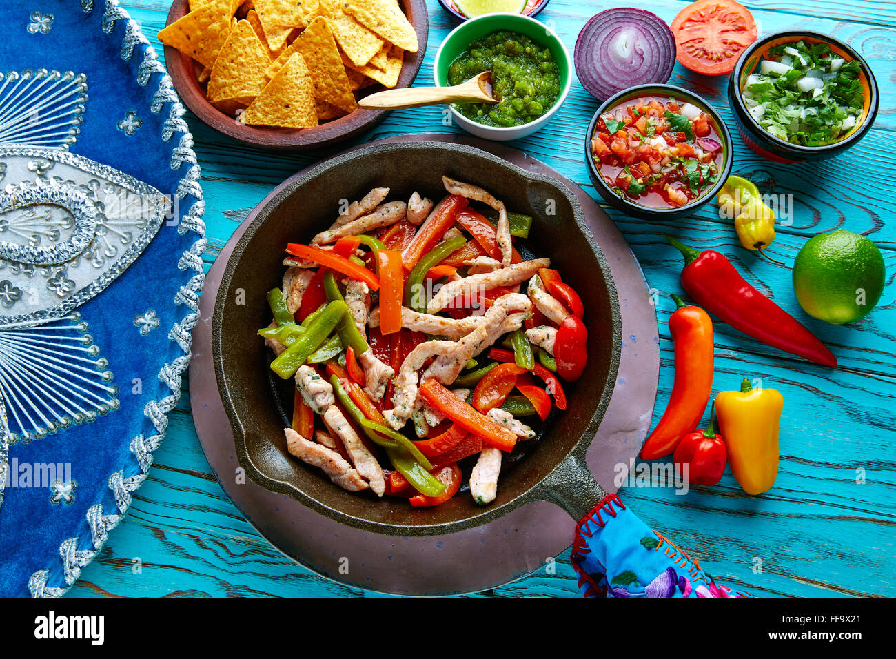 Fajitas au poulet dans une casserole avec des sauces piment et d'autre nourriture Mexicaine Banque D'Images