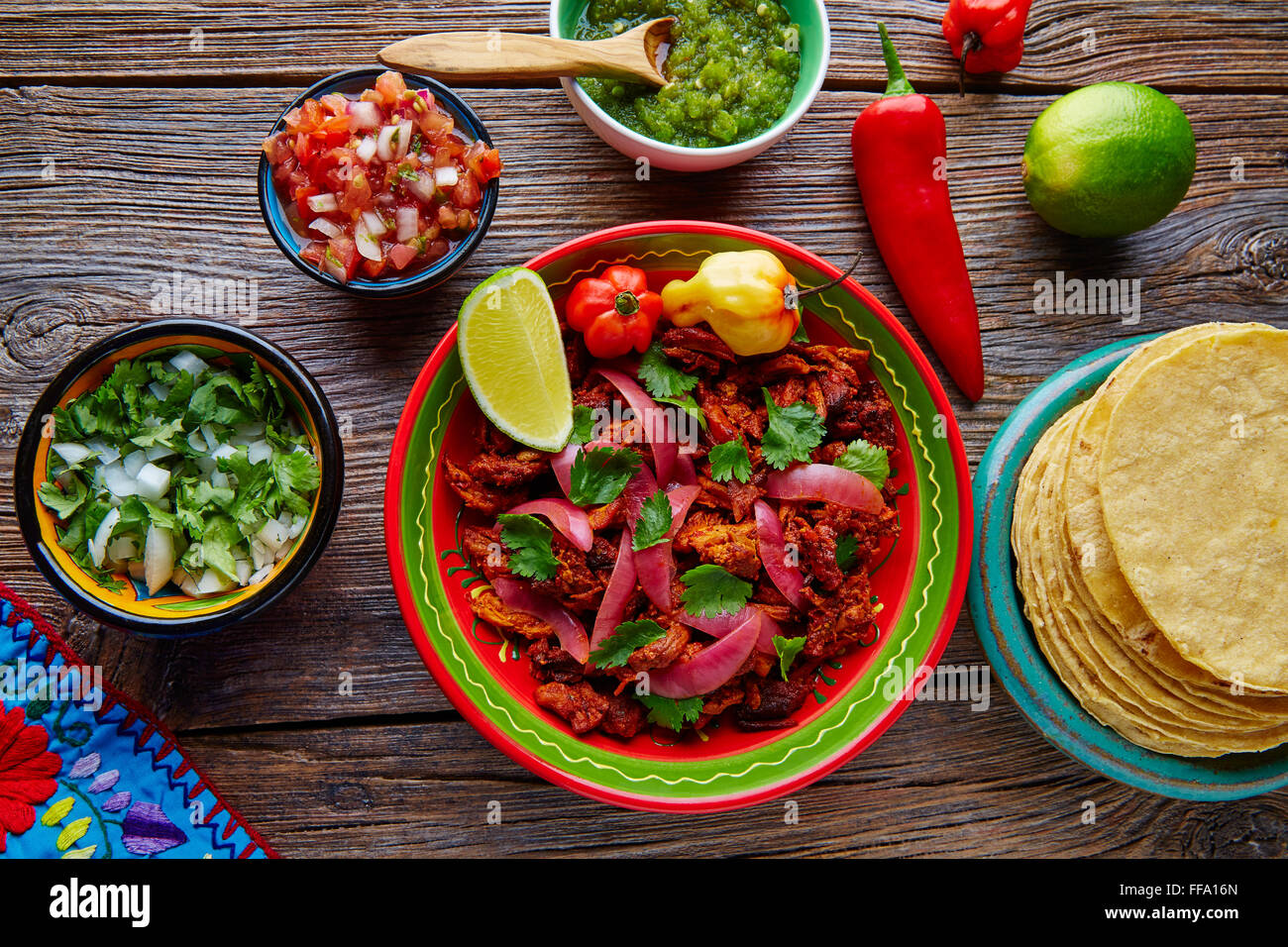 Cochinita Pibil platillo mexicain de la nourriture avec l'oignon rouge et la coriandre Banque D'Images