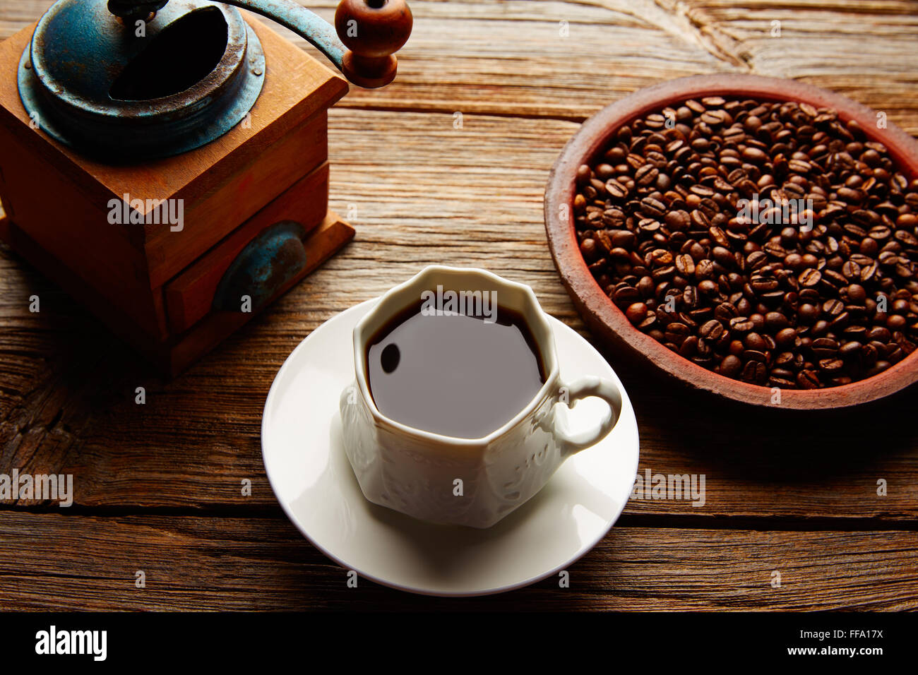 Tasse de café avec une rectifieuse sur vintage ancienne table en bois Banque D'Images