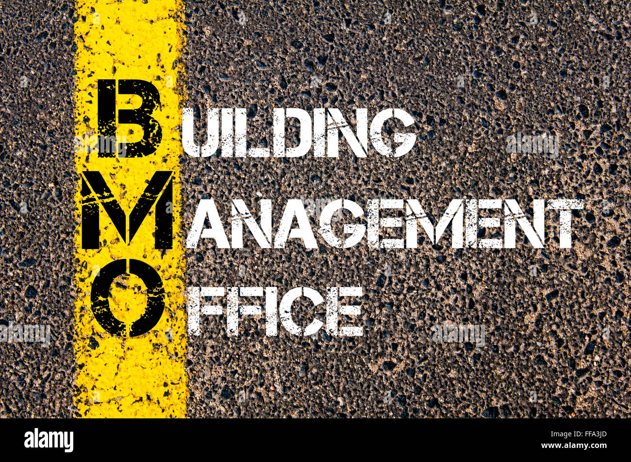 Image Concept de bâtiment d'affaires Bureau de gestion BMO Acronyme écrit plus de signalisation ligne de peinture jaune Banque D'Images