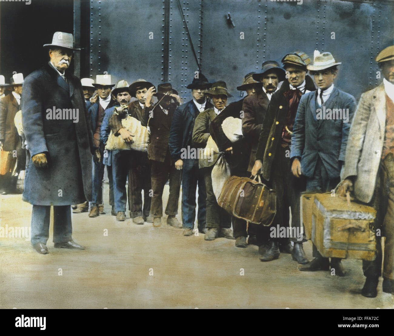 L'ITALIEN chez les hommes immigrants. /NNewly les immigrants reçus de l''S.S./nPrincess Irene' sur leur façon d'Ellis Island. Huile à une photographie, c1900. Banque D'Images