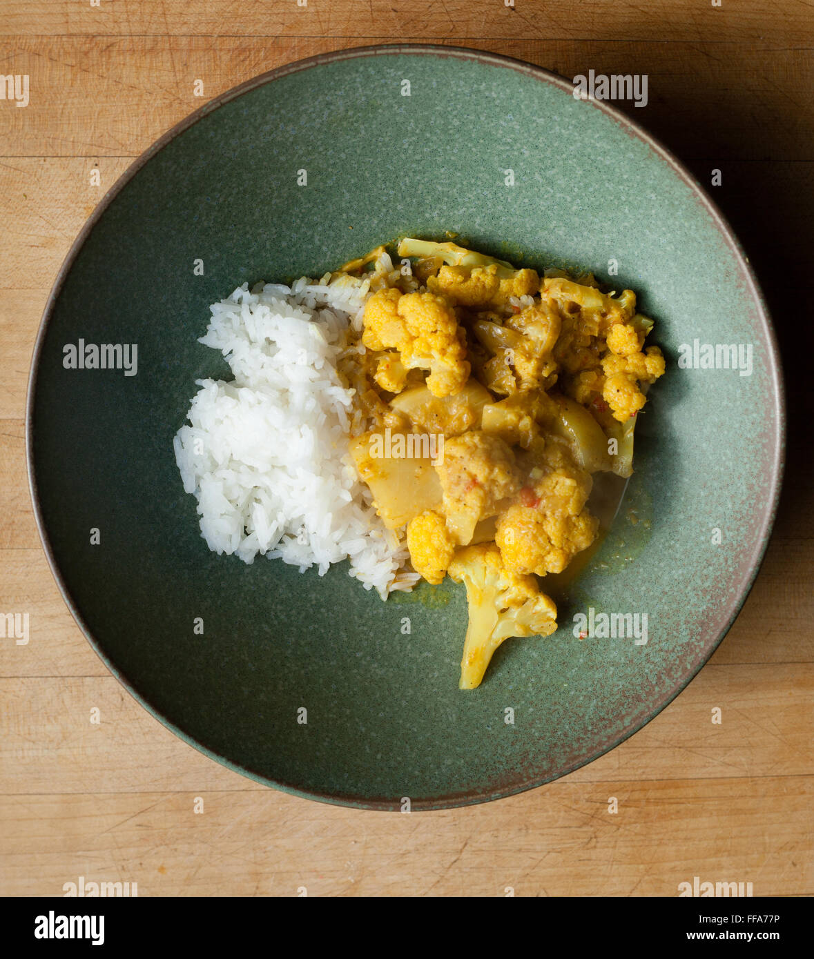 Un bol de curry de chou-fleur à la noix de coco avec du riz blanc Banque D'Images
