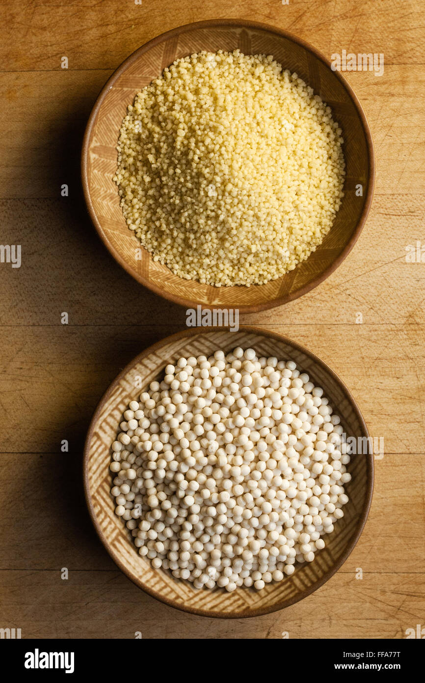 2 types de couscous en bols en bois Banque D'Images