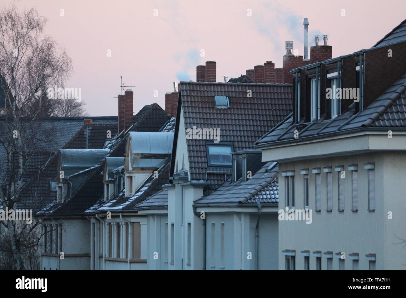 Les toits et les cheminées de fumer de bâtiments dans la ville du sud à Bonn, Allemagne Banque D'Images