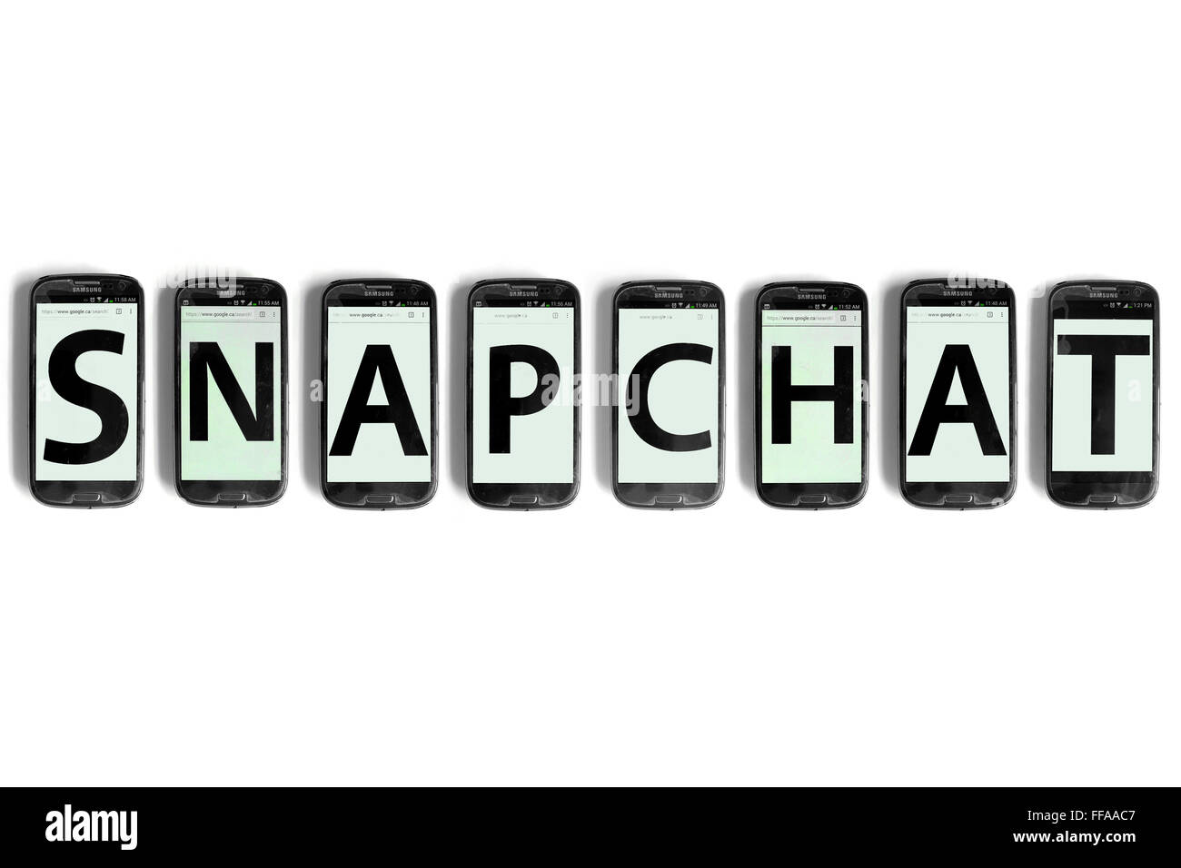 Snapchat Sur Les Ecrans De Smartphones Photographie Sur Un Fond Blanc Photo Stock Alamy
