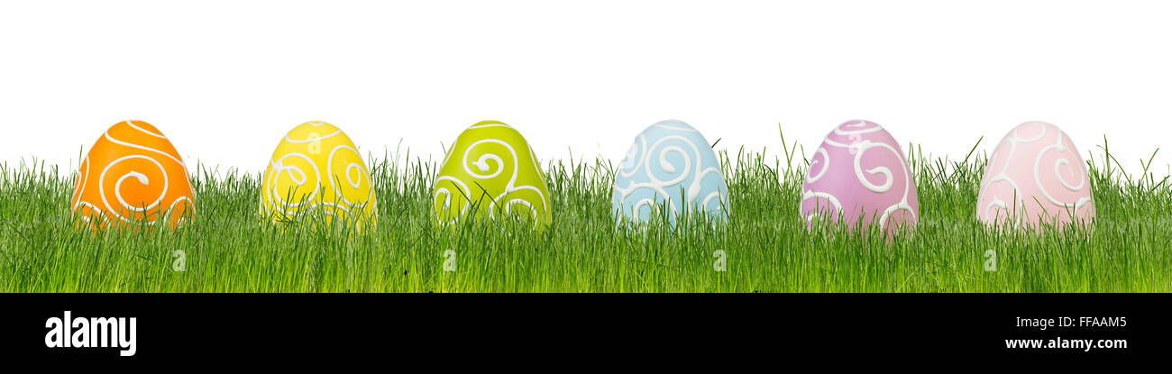 La décoration des œufs de Pâques colorés sur l'herbe verte Banque D'Images