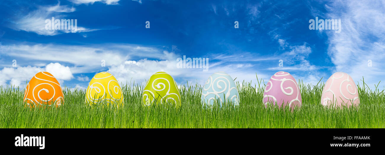 La décoration des œufs de Pâques colorés sur l'herbe verte Banque D'Images