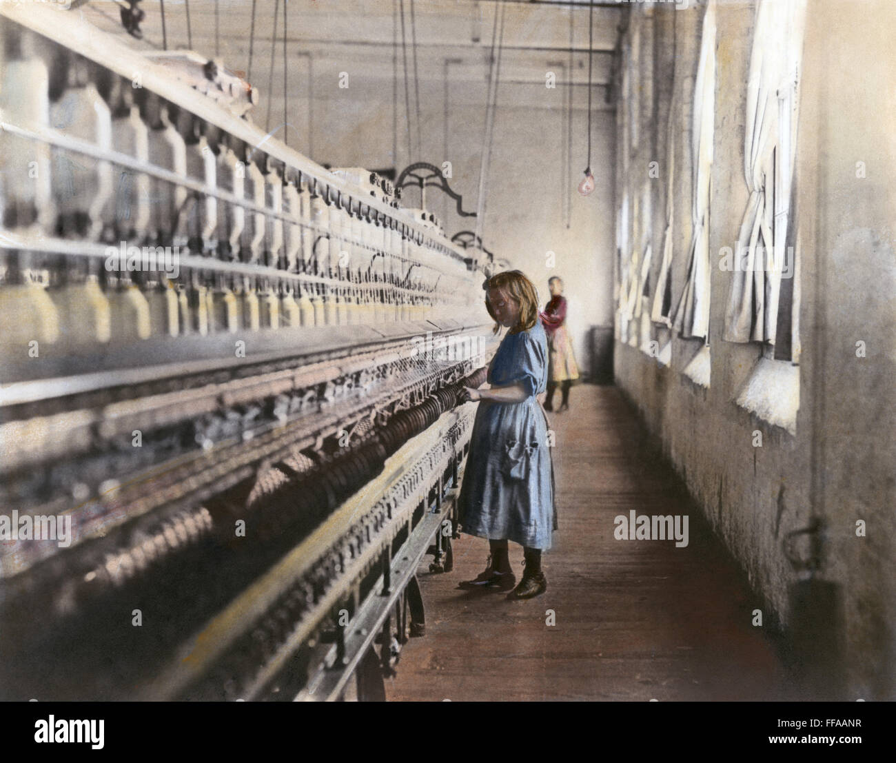 Le travail des enfants, 1908. /NSadie Pfeifer, 48 pouces de haut, l'âge n'est pas connu. Elle est l'un des nombreux enfants au travail dans les usines de coton Lancaster. Huile à une photographie, novembre 1908, par Lewis W. Hine. Banque D'Images