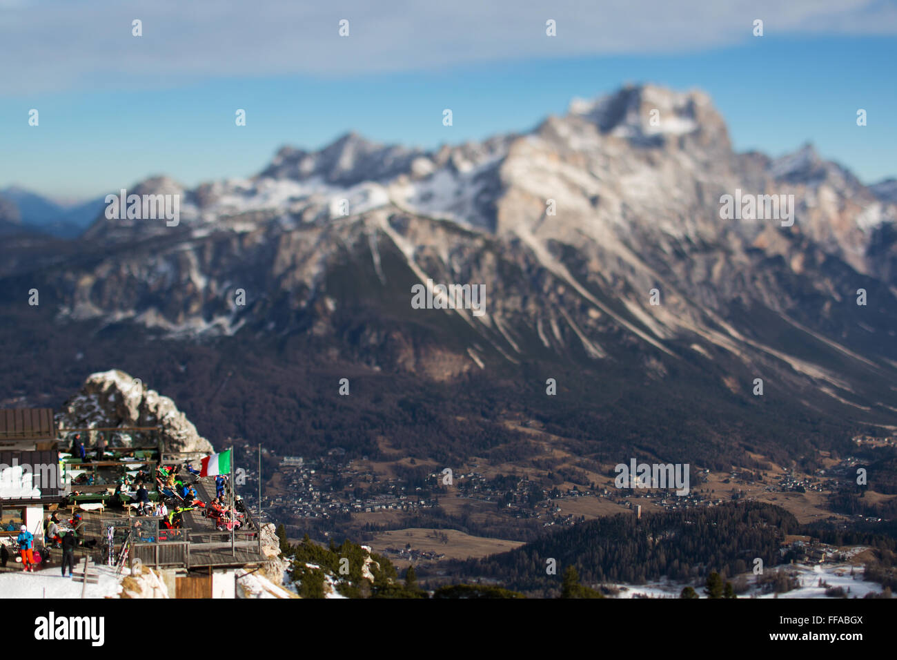 Tilt Shift vue du bar de ski à Pomedes, Cortina d'Ampezzo, Dolomites, Padova, Italie Banque D'Images