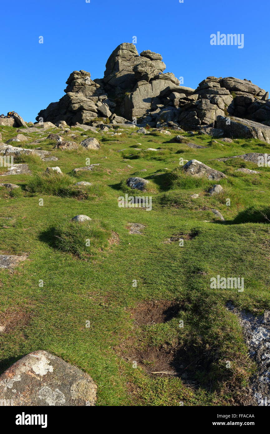 Hound tor, avec The Haytor dans la distance, Dartmoor National Park, Devon, Angleterre. Banque D'Images