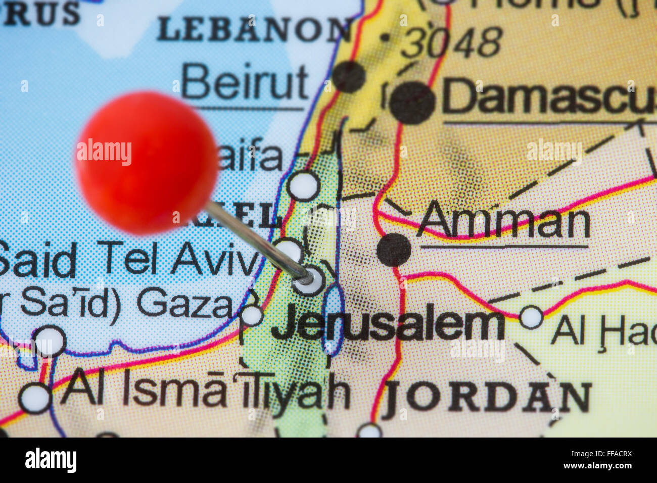 Close-up d'une punaise rouge sur une carte de Jérusalem, Israël. Banque D'Images