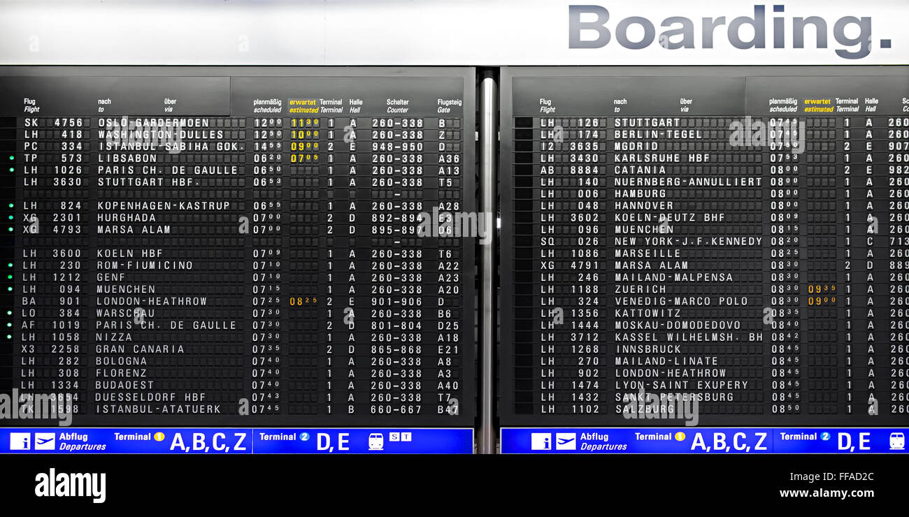 Départ à l'aéroport à l'horaire analogique Banque D'Images