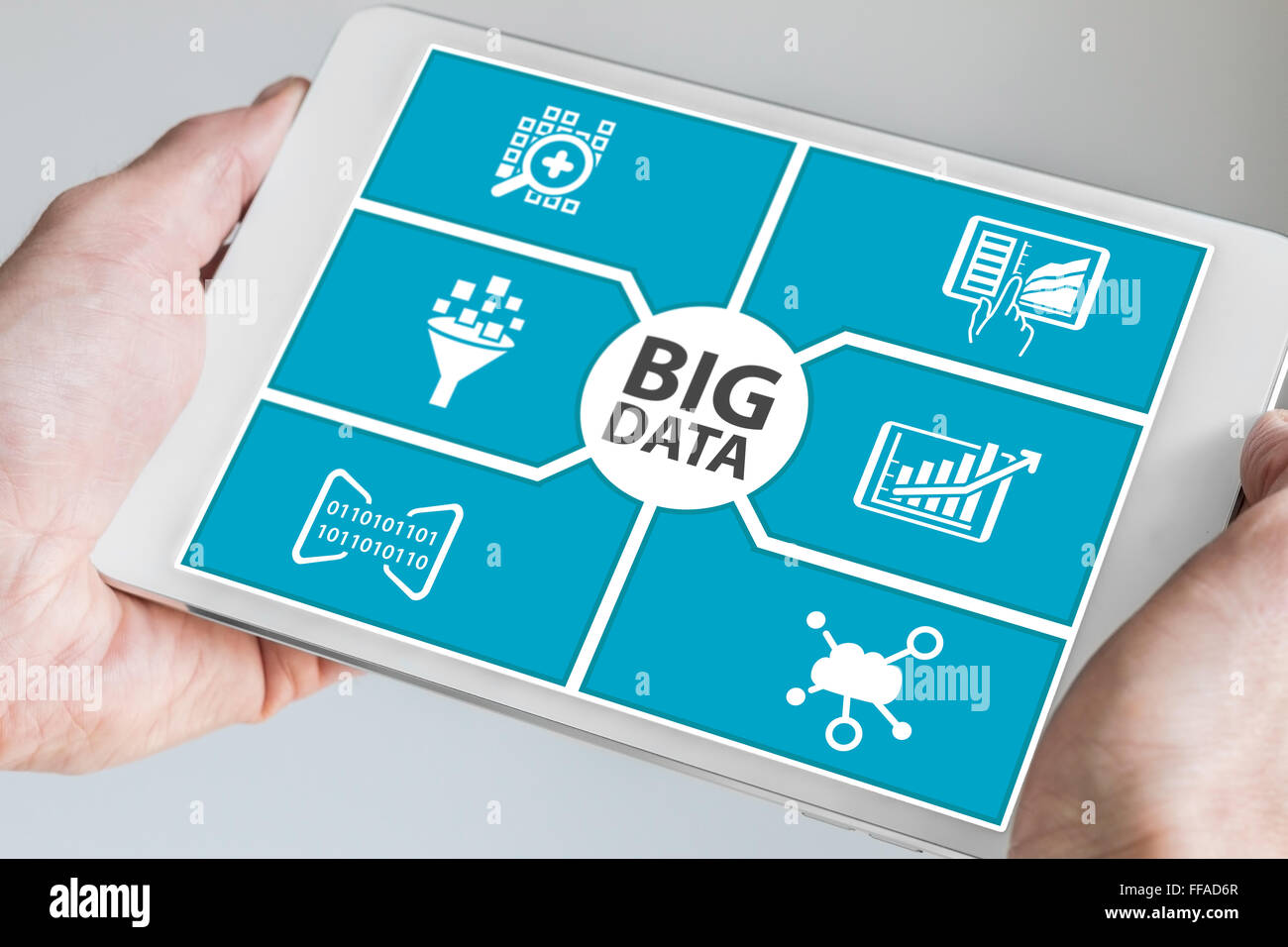 Concept de big data. Hand holding tablet. Banque D'Images