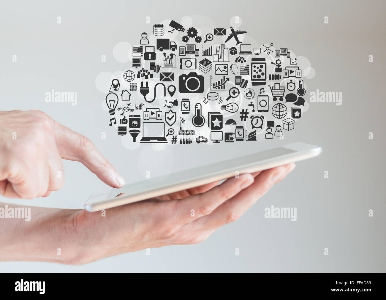 Hands holding tablet grâce au cloud computing concept Banque D'Images