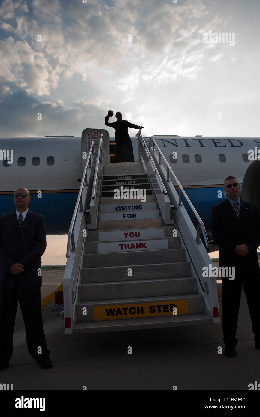 Le Vice-président américain Joe Biden lance un ballon de football à partir du haut de l'escalier avant de monter à bord d'Air Force 2 à l'Aéroport International de Pittsburgh, 1 juillet 2009 à Pittsburgh, Pennsylvanie. Banque D'Images Le Vice-président américain Joe Biden lance un ballon de football à partir du haut de l'escalier avant de monter à bord d'Air Force 2 à l'Aéroport International de Pittsburgh, 1 juillet 2009 à Pittsburgh, Pennsylvanie. Banque D'Images
