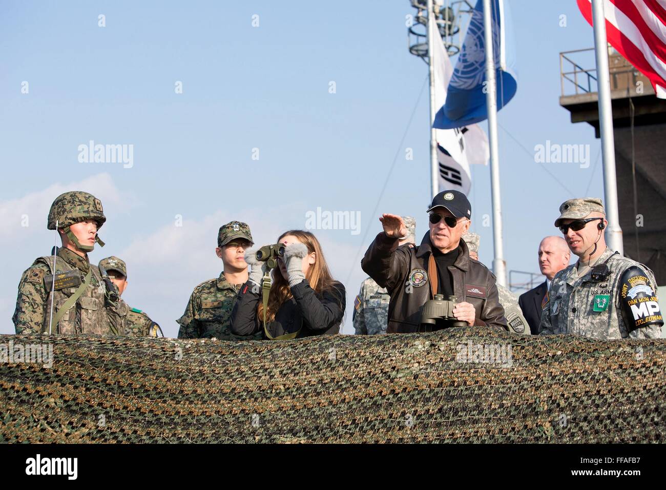 Le Vice-président américain Joe Biden et petite-fille Finnegan Biden sont informés par le Lieutenant-colonel Daniel Edwan, commandant du Commandement des Nations Unies bataillon de sécurité, car elles donnent sur la zone militarisée de Décembre 7, 2013 à Panmunjom, la Corée du Sud. Banque D'Images