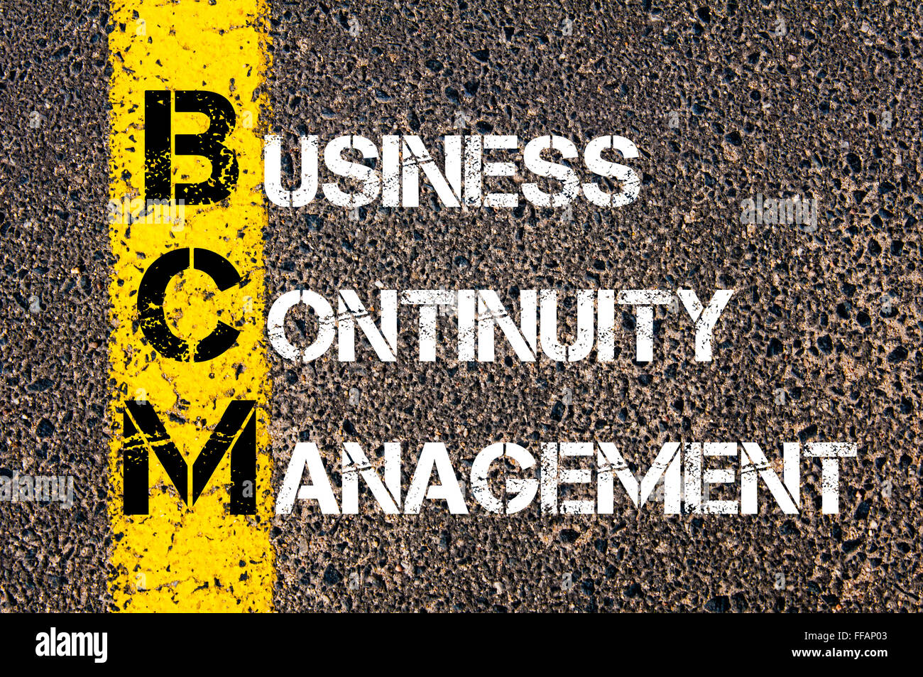 Concept image Sigle BCM Business Continuity Management écrit plus de signalisation ligne de peinture jaune Banque D'Images