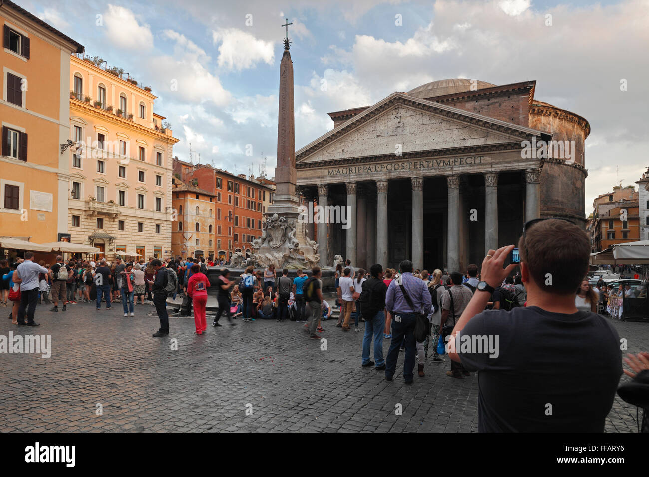 Le Panthéon et la Fontana del Pantheon sur la Piazza della Rotonda, Rome, Italie Banque D'Images