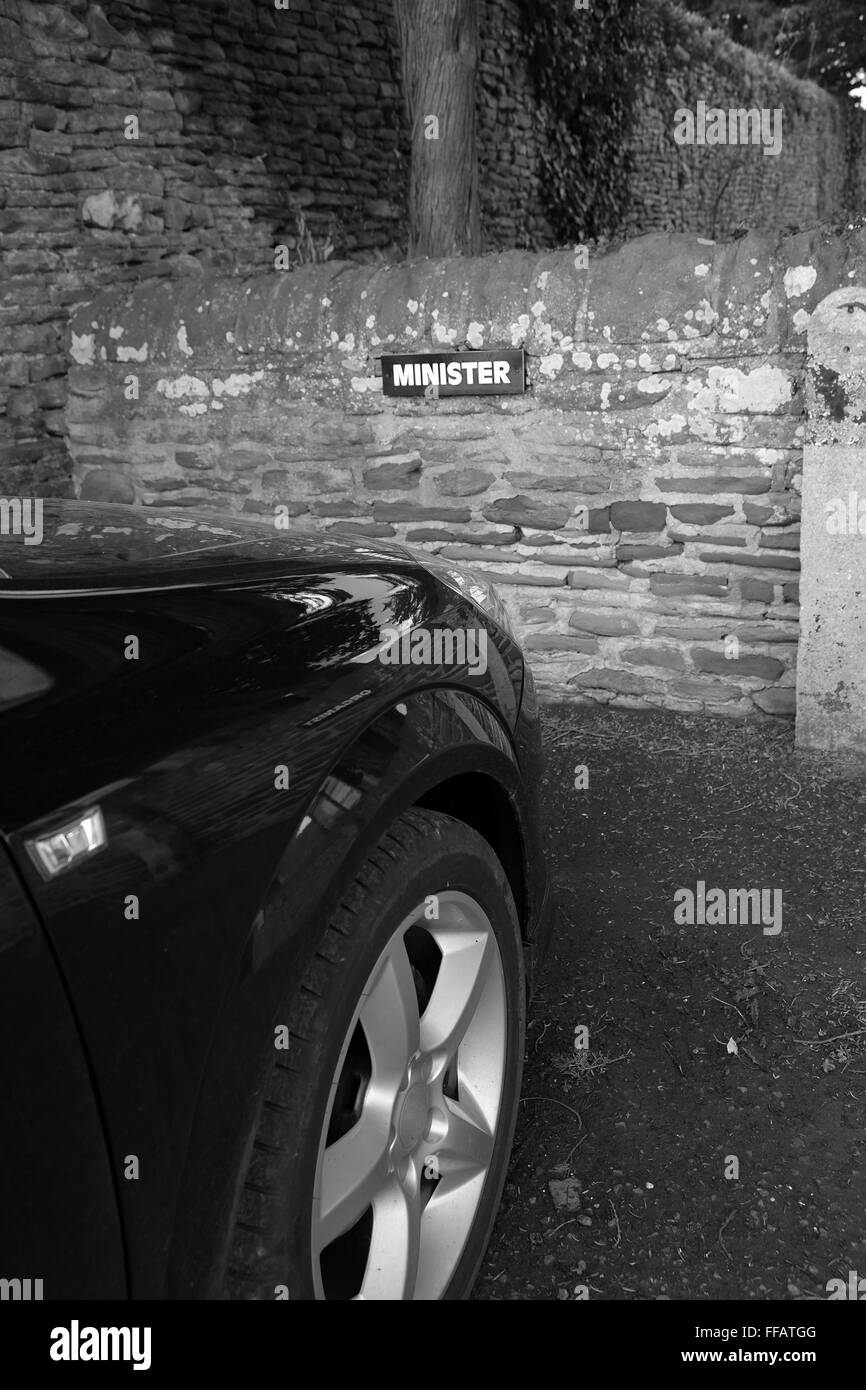 Le ministre est en automobile du ministre de l'Église, dans son espace de stationnement. 11 février 2015 Banque D'Images