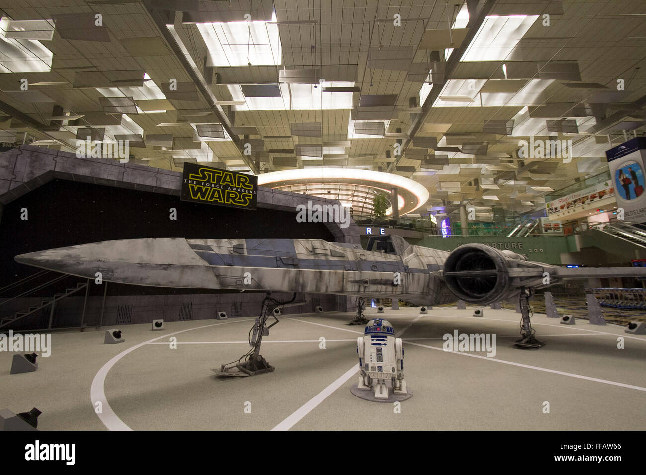Singapour Le 12 février 2016. Un grand modèle d'un XStarfighter rebelles d'aéronefs de la science-fiction Star Wars film 'La Force s'éveille' sur l'affichage à l'aéroport Changi de Singapour : Crédit amer ghazzal/Alamy Live News Banque D'Images