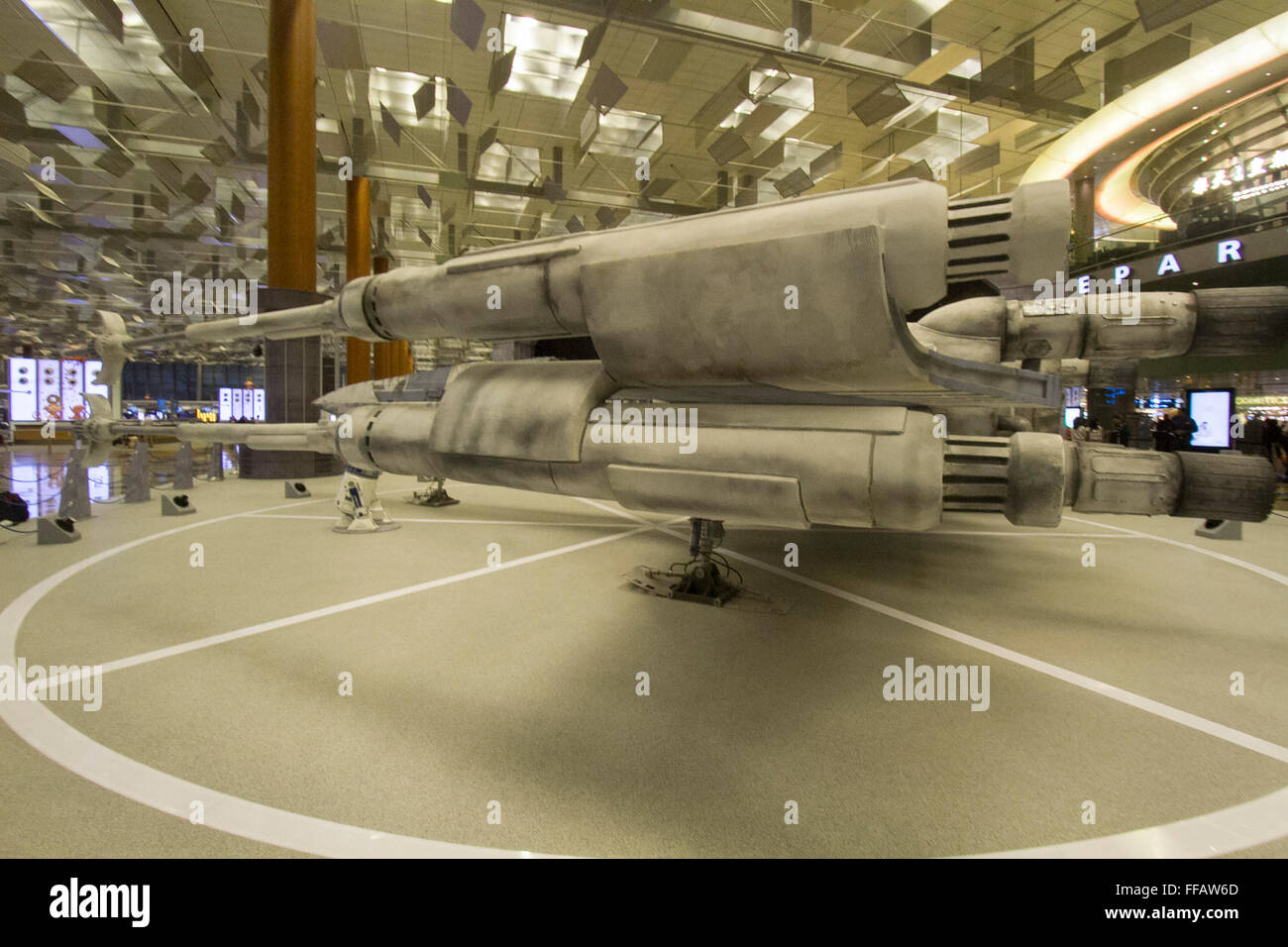 Singapour Le 12 février 2016. Un grand modèle d'un XStarfighter rebelles d'aéronefs de la science-fiction Star Wars film 'La Force s'éveille' sur l'affichage à l'aéroport Changi de Singapour : Crédit amer ghazzal/Alamy Live News Banque D'Images