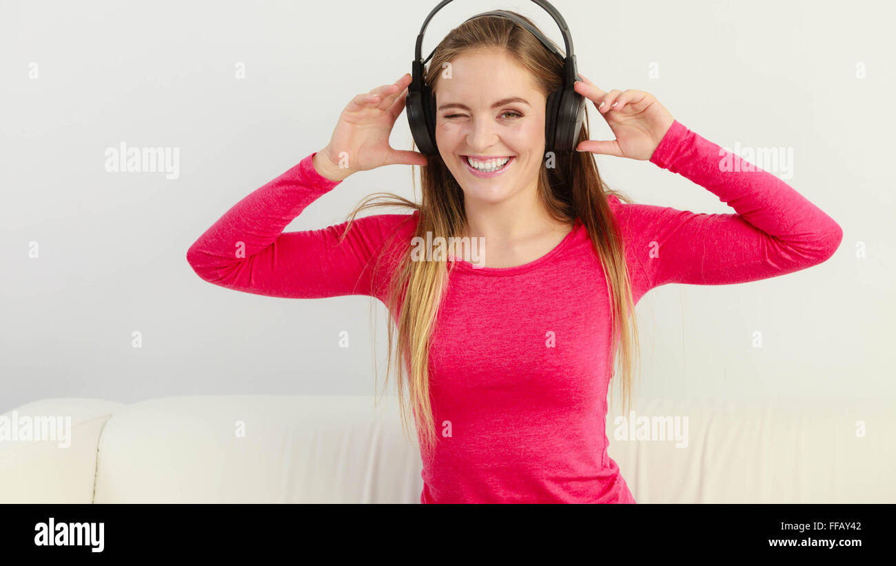 Charmante femme d'écouter de la musique. Garder les écouteurs. Banque D'Images