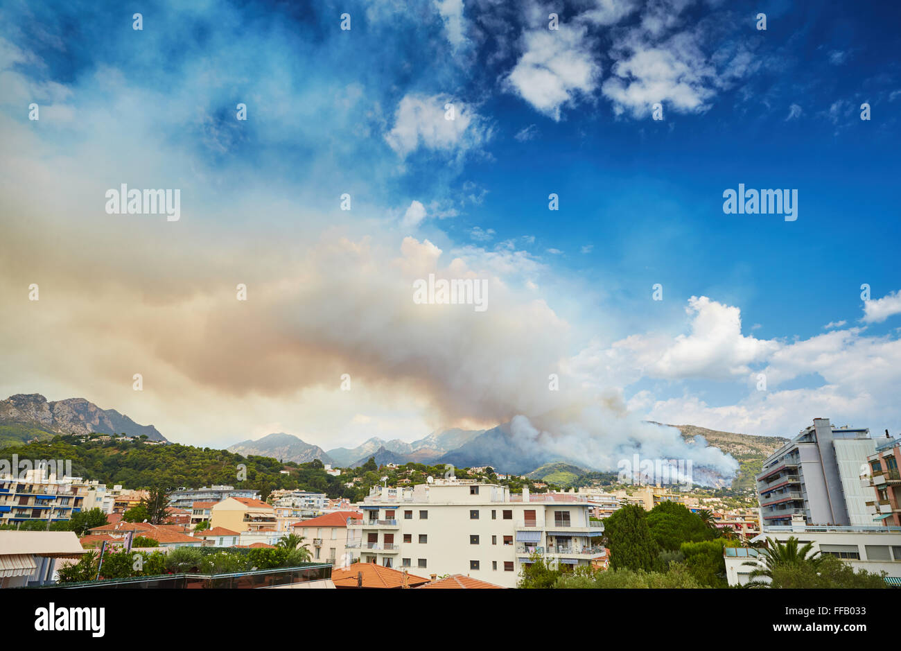 Italia, Ventimiglia, 2015.09.09 : Incendie dans la montagne de la forêt dans la ville italienne de Vintimille, toutes les montagnes dans la fumée, Banque D'Images
