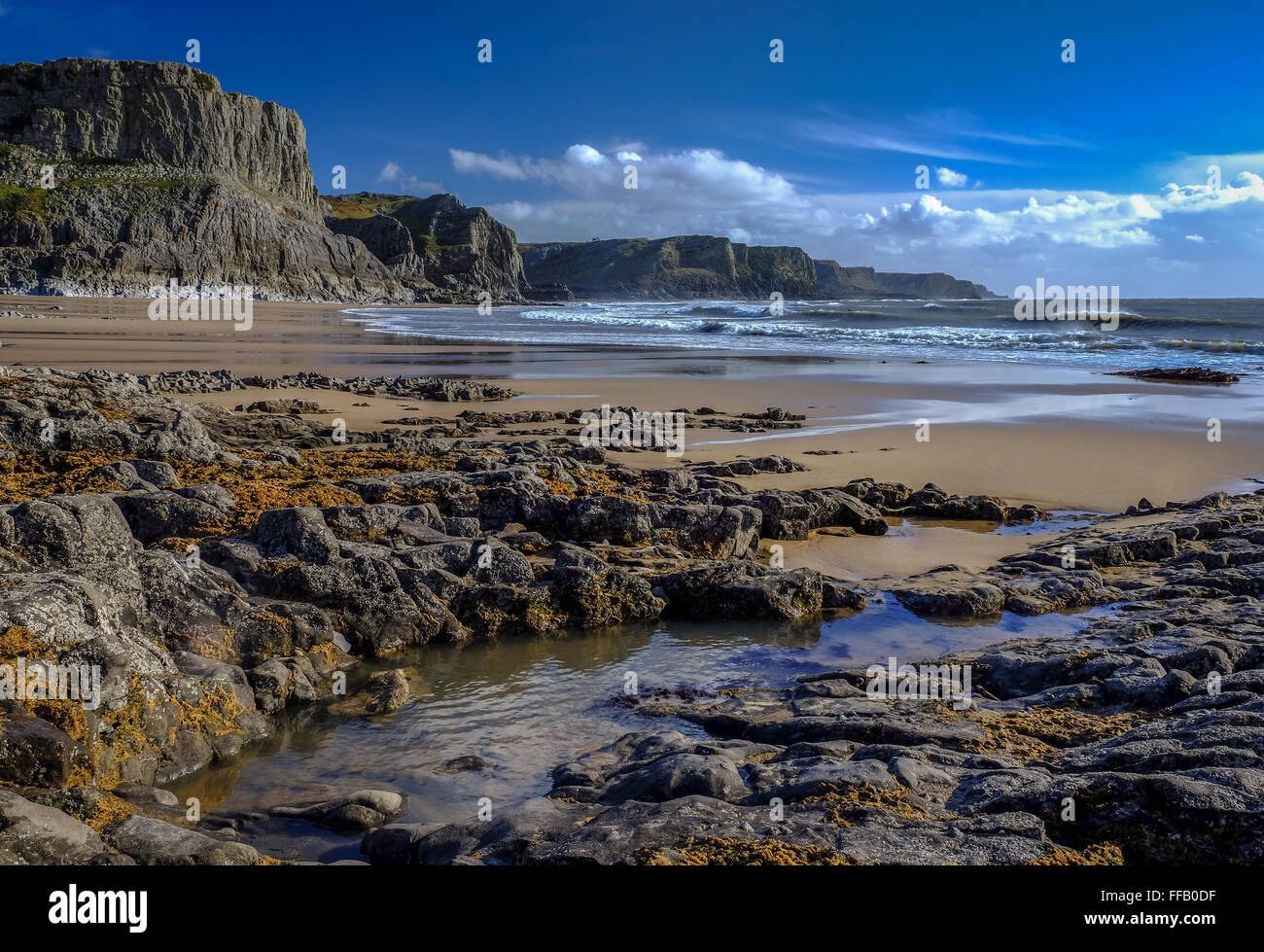 La plage et les falaises au Pays de Galles, la baie de bracelet Banque D'Images