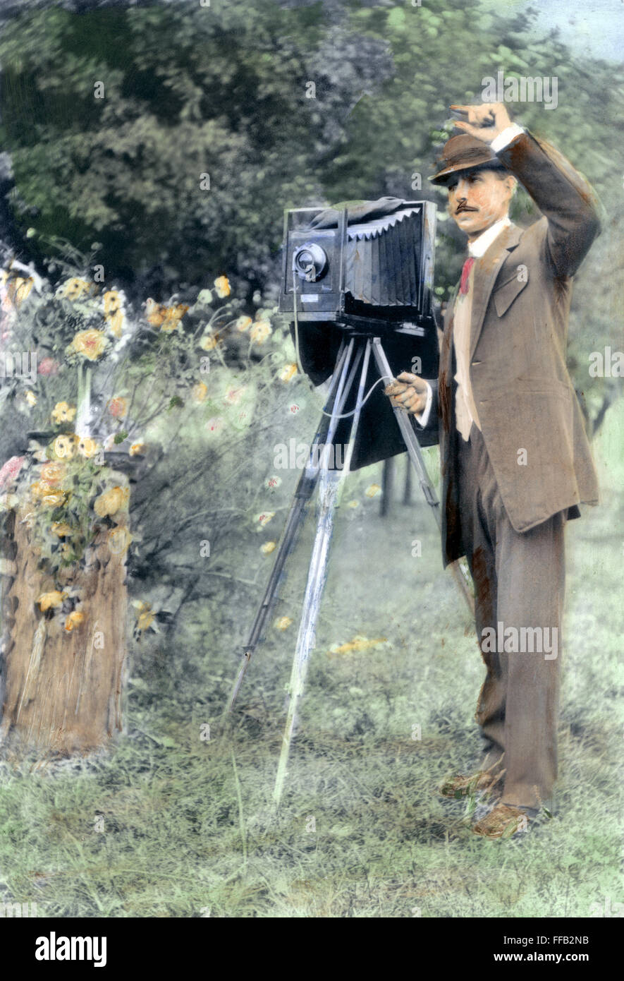 Photographe, c1911. /NPhotographer A.W. Leonard avec un gros appareil photo, c1911. Huile à une photographie. Banque D'Images