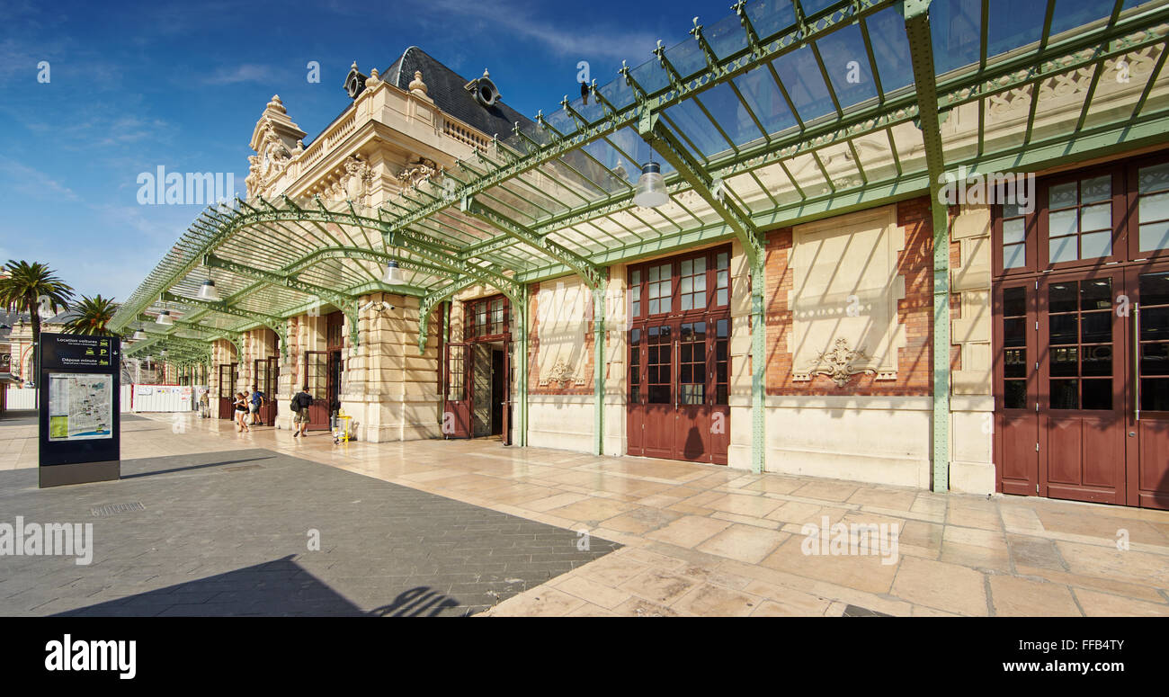 France, Nice, 08.09.2015 : Façade de la gare dans le centre de Nice, journée ensoleillée, ciel bleu, un grand nombre de touristes, la région Banque D'Images