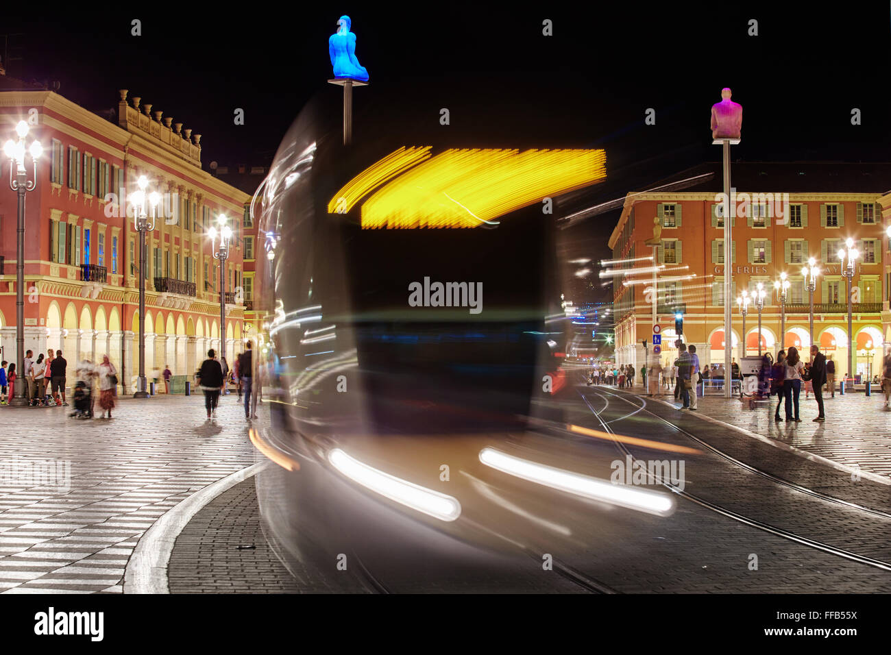 France, Nice, 12.09.2015 : Place Massena, dans la nuit, l'Avenue Jean Medecin, les tramways, les touristes, galerie lafayette Banque D'Images
