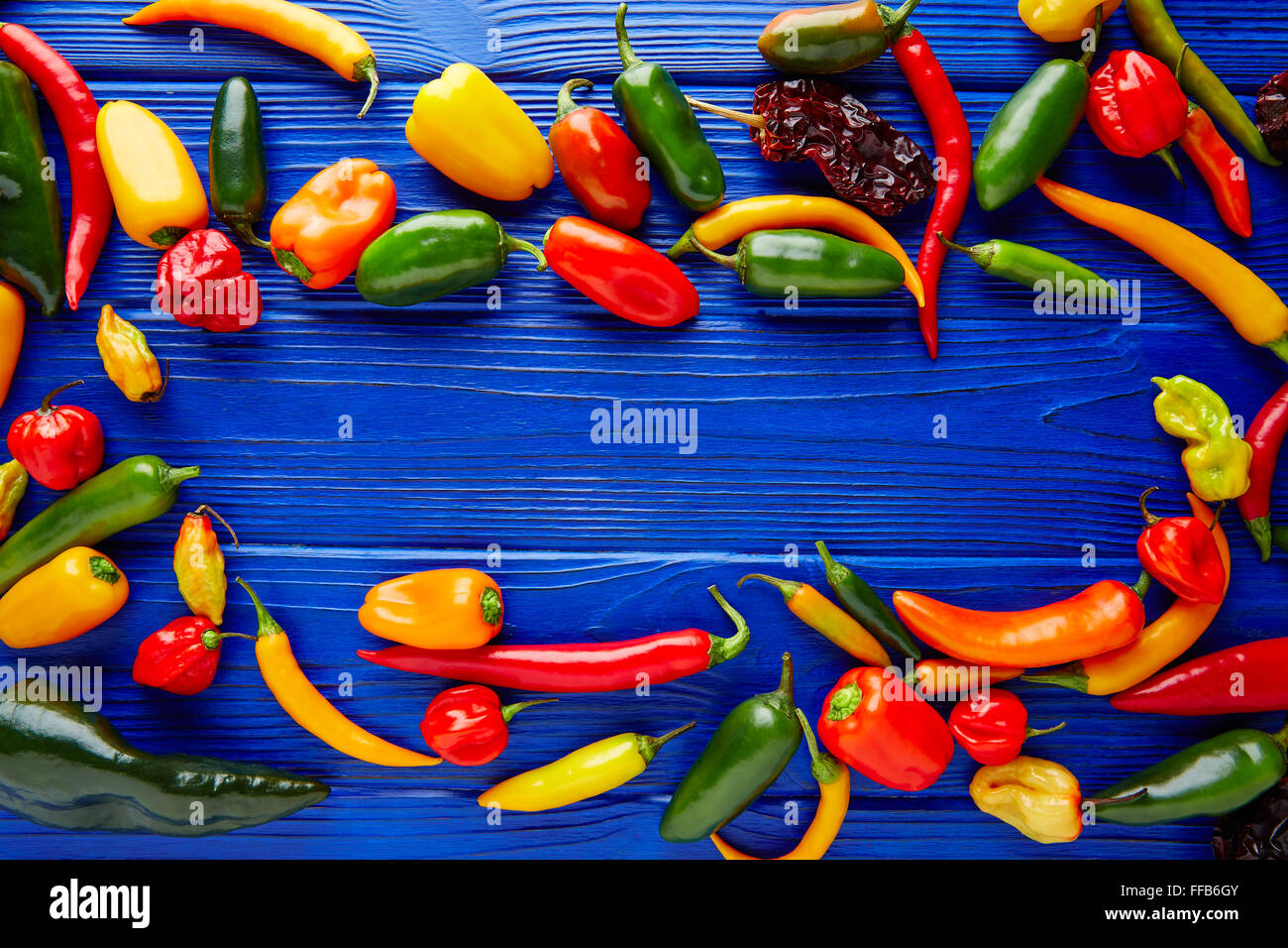 Mexican hot chili peppers mélange coloré de habanero piment poblano serrano fond bleu Banque D'Images