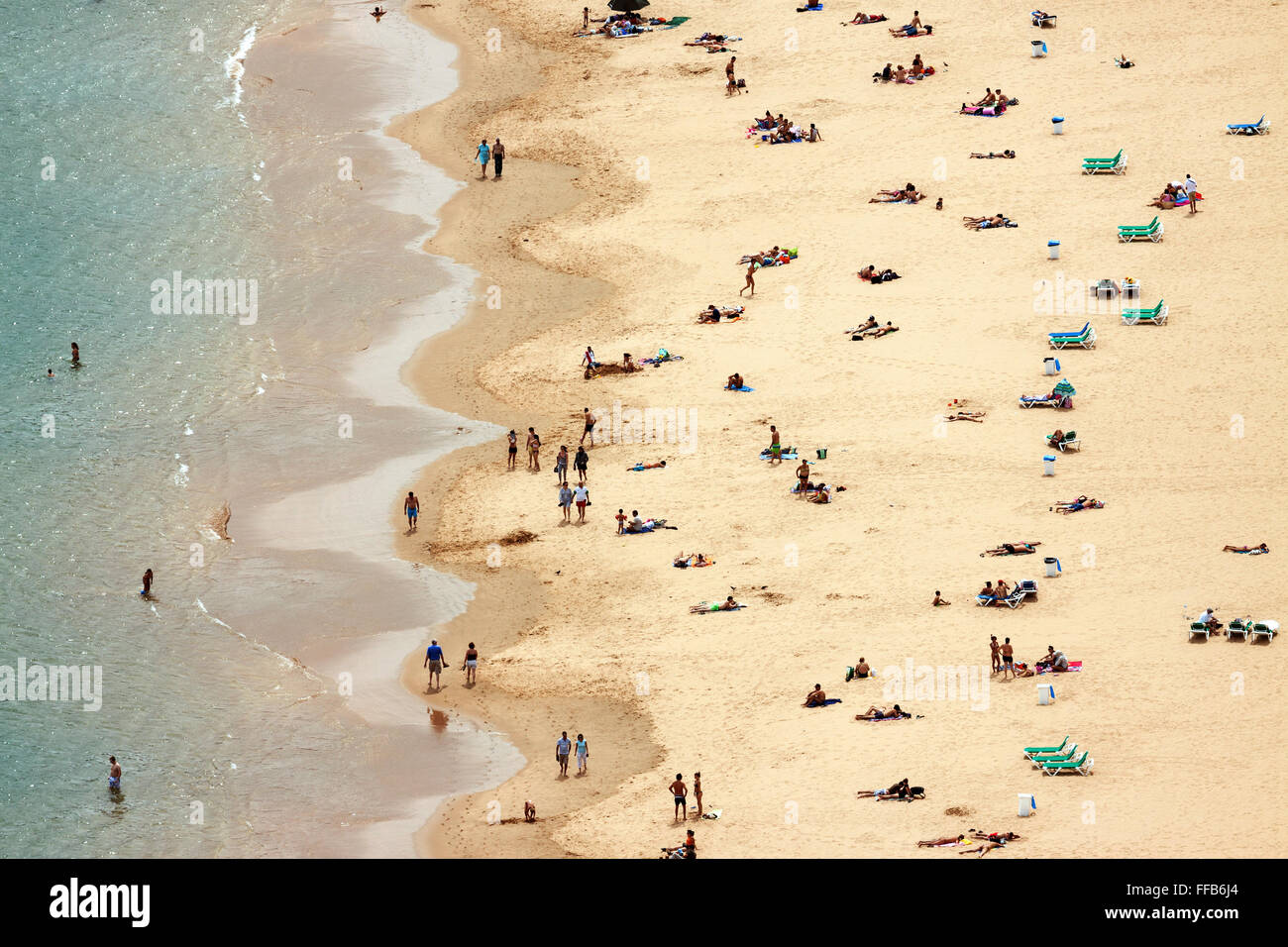 Les gens sur la plage, Playa de Las Teresitas, Tenerife, Canaries, Espagne Banque D'Images