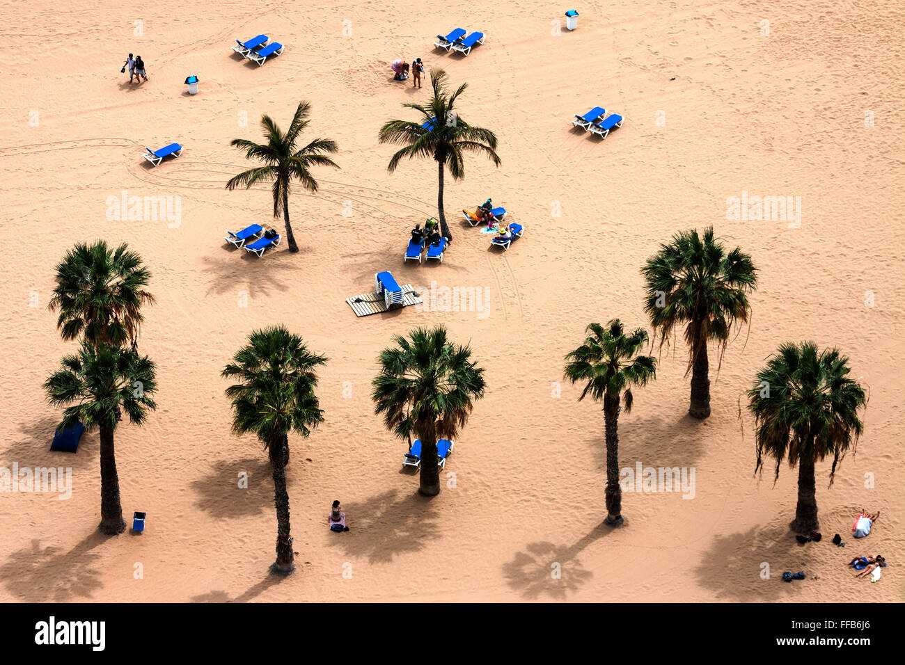 Les gens sur la plage, Playa de Las Teresitas, Tenerife, Canaries, Espagne Banque D'Images