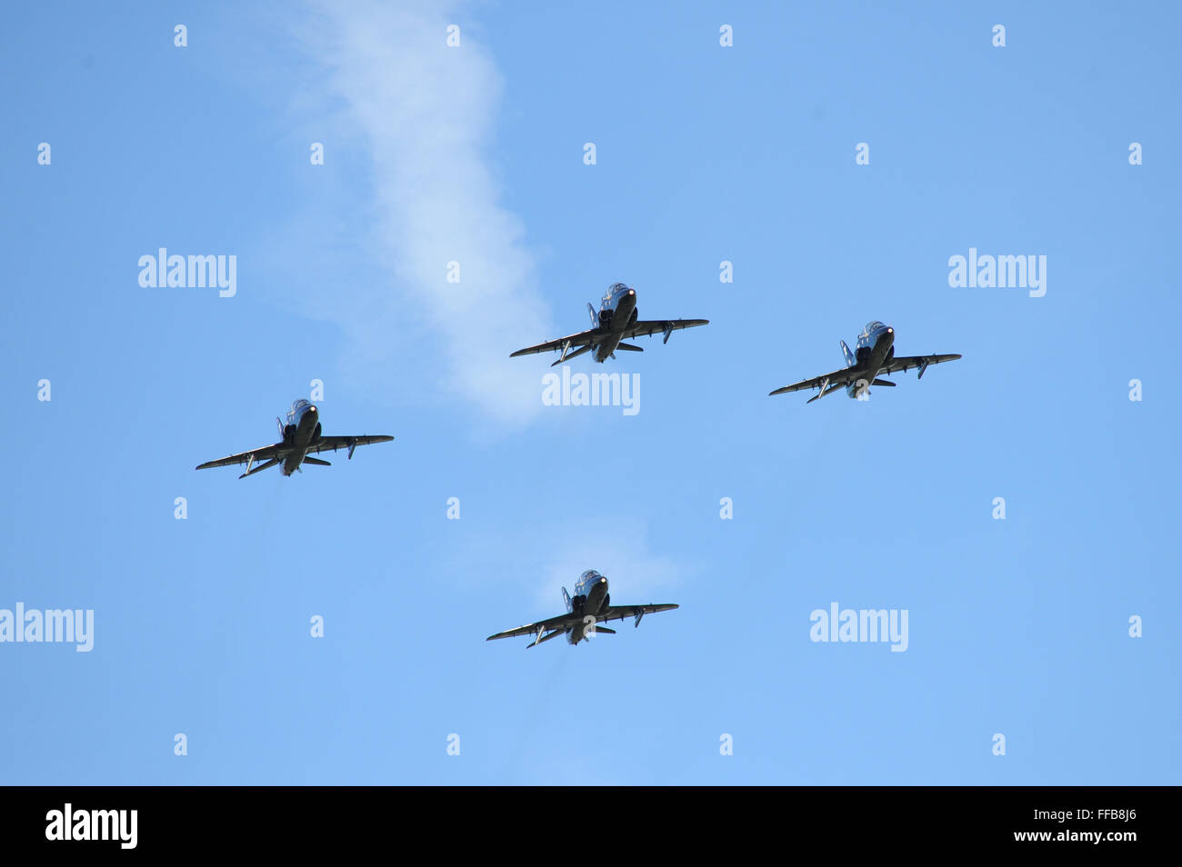 Quatre avions de Hawk de la RAF RAF Leeming sont indiqués en survolant l'aéroport de Leeds Bradford, West Yorkshire. Banque D'Images