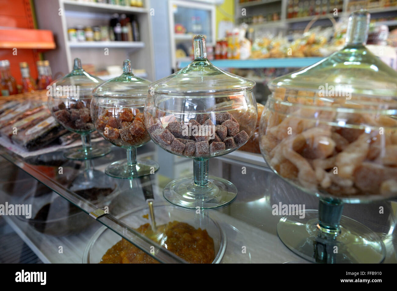 Des bonbons dans des bocaux en verre dans un magasin d'aliments, Pelotas, Rio Grande do Sul, Brésil Banque D'Images