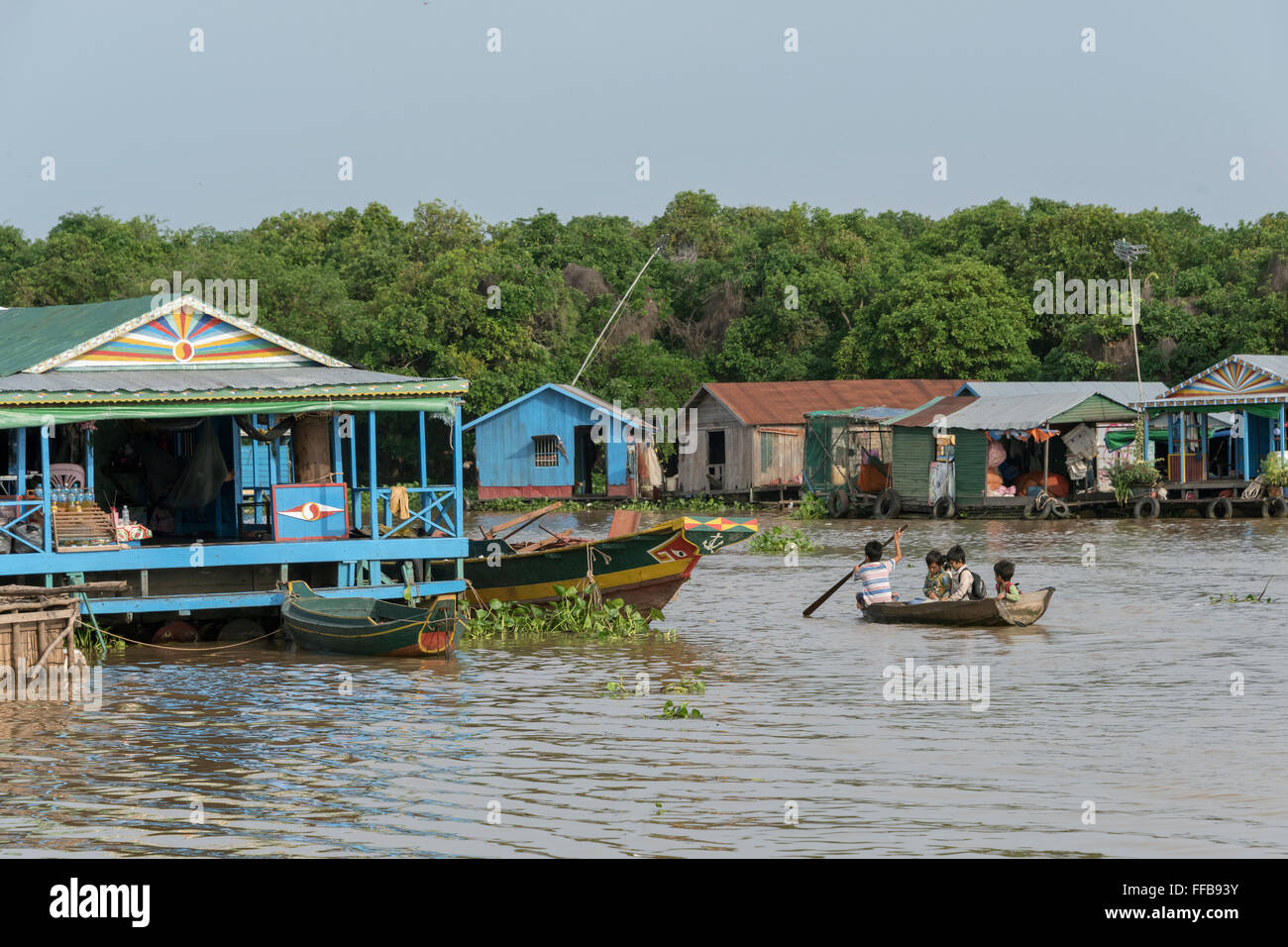 La vie du village avec les enfants des écoles à l'école d'aviron, Chong Khneas village flottant, la rivière Siem Reap, Cambodge Banque D'Images